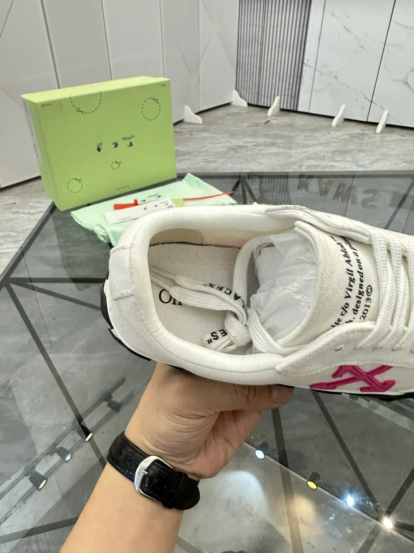 Selling men's shoes 💰: 💰P440¥ Product trademark: OFF WHITE *"OFF WHITE*" low-top casual shoes Regular size: 35-45 (can be customized to 46) Couple style Product materials: original material from the upper counter, breathable lining, original outsole. No.: H203
